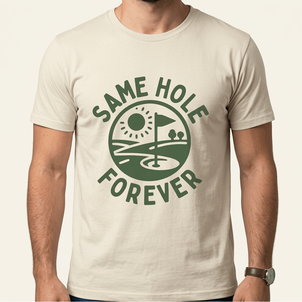 Beiges JGA Shirt für Herren mit „Same Hole Forever"-Spruch und grünem Golfplatz-Motiv als Frontprint
