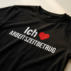 Detailaufnahme Ich liebe Arbeitszeitbetrug Print mit weißer Schrift und rotem Herz