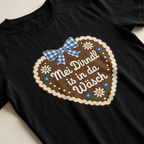 Detailaufnahme Lebkuchenherz mit blau-weißer Schleife und Spruch Mei Dirndl is in da Wäsch