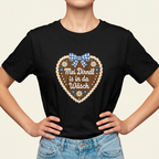 Frau trägt schwarzes Mei Dirndl is in da Wäsch Oktoberfest Shirt im Lebkuchenherz-Look