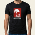 Mann trägt schwarzes Engelbert Sauf Shirt mit Strauß und Bierglas