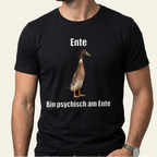 Mann trägt schwarzes Bin psychisch am Ente Shirt mit Laufente