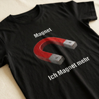 Detailaufnahme Ich Magnet mehr Print mit rotem Hufeisenmagnet auf schwarzem Shirt
