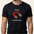 Mann trägt schwarzes Ich Magnet mehr Shirt mit rotem Hufeisenmagnet