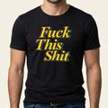 Mann trägt schwarzes Fuck This Shit Shirt mit gelber Retro-Schrift als Frontprint