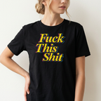 Frau trägt Fuck This Shit Statement Shirt in Schwarz – unisex geschnitten