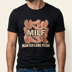 Mann trägt schwarzes MILF Shirt mit Schriftzug Man ich liebe Füße und gezeichneten Füßen