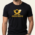 Mann trägt schwarzes Prostbote Shirt mit goldgelbem Posthorn und Bierkrug als Frontprint