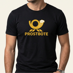 Mann trägt schwarzes Prostbote Shirt mit goldgelbem Posthorn und Bierkrug als Frontprint