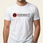 Mann trägt weißes Bundesagentur für Arbeitszeitbetrug Shirt mit schwarzem Schriftzug