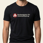 Mann trägt schwarzes Bundesagentur für Arbeitszeitbetrug Shirt mit rotem Behörden-Logo als Frontprint