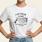 Weißes JGA Shirt mit „The Bride Club Bachelorette Party Est. 2026"-Motiv und Wäscheleine-Illustration für Gruppen