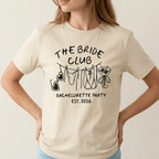 beiges JGA Shirt mit „The Bride Club Bachelorette Party Est. 2026"-Motiv und llustration für Gruppen