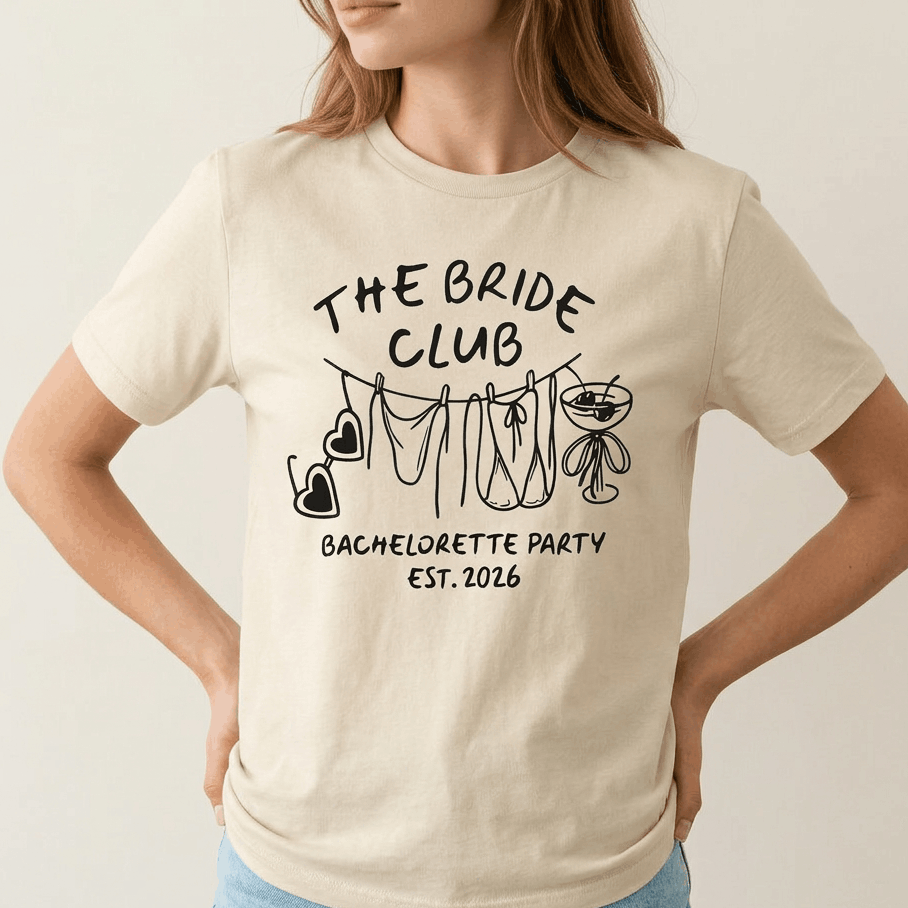 beiges JGA Shirt mit „The Bride Club Bachelorette Party Est. 2026"-Motiv und llustration für Gruppen