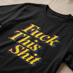 Nahaufnahme Fuck This Shit Shirt: gelbe Retro-Typografie mit pinkem und blauem Versatz