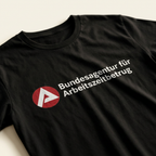 Nahaufnahme Bundesagentur für Arbeitszeitbetrug Shirt in Schwarz mit weißem Schriftzug – Büro Meme T-Shirt