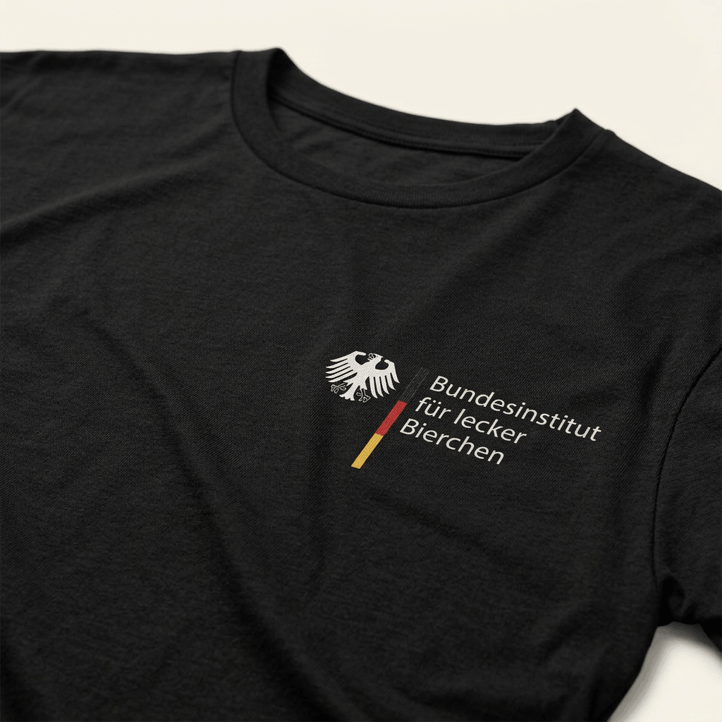 Nahaufnahme des „Bundesinstitut für lecker Bierchen“ Prints – Detail des Bier-Shirts