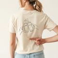 Cheers Shirt mit zwei anstoßenden Bierkrügen als One-Line-Art auf dem Rücken