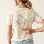 Cheers Shirt mit zwei anstoßenden Bierkrügen als One-Line-Art auf dem Rücken