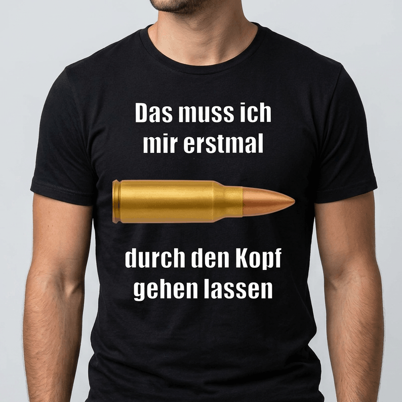 Schwarzes Meme T-Shirt mit dem Spruch „Das muss ich mir erstmal durch den Kopf gehen lassen" und einer Patrone als Motiv