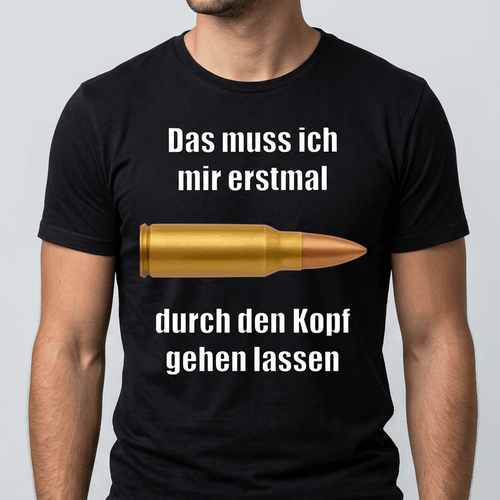 Schwarzes Meme T-Shirt mit dem Spruch „Das muss ich mir erstmal durch den Kopf gehen lassen" und einer Patrone als Motiv