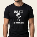 Mann trägt schwarzes Saufshirt mit Frontprint „Sauf jetzt du dumme Sau" und schreiendem Gesicht