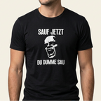 Mann trägt schwarzes Saufshirt mit Frontprint „Sauf jetzt du dumme Sau" und schreiendem Gesicht