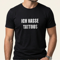 Person trägt schwarzes Ich hasse Tattoos Shirt mit weißem Statement-Print
