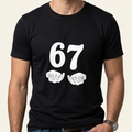 Person trägt schwarzes 67 Shirt mit Meme-Print und Handgesten