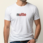Person trägt weißes Nutte Shirt mit frechem Wortwitz als Frontprint