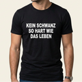 Person trägt schwarzes Shirt mit dem Spruch Kein Schwanz so hart wie das Leben