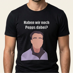 Mann trägt schwarzes Meme T-Shirt mit Frontprint „Haben wir noch Pepps dabei?" und Gesichts-Illustration