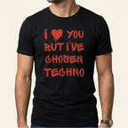 Schwarzes Techno T-Shirt „I love you but I've chosen Techno“ in roter Schrift als Frontprint – Rave Shirt