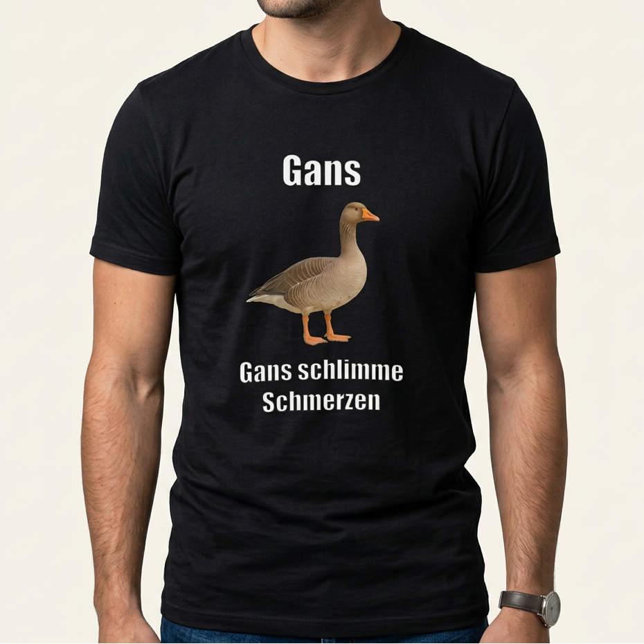 Mann trägt schwarzes Gänse Meme T-Shirt mit Frontprint „Gans schlimme Schmerzen"