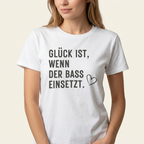 „Glück ist, wenn der Bass einsetzt“ Festival-Shirt in Naturbeige – Techno-Outfit