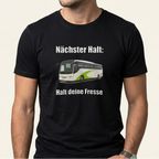Mann trägt schwarzes Meme T-Shirt mit Bus-Motiv und Frontprint „Nächster Halt: Halt deine Fresse"