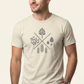 Die heilige Bierfaltigkeit T-Shirt in Naturbeige mit Hopfen-, Malz- und Wassersymbolen – Frontprint