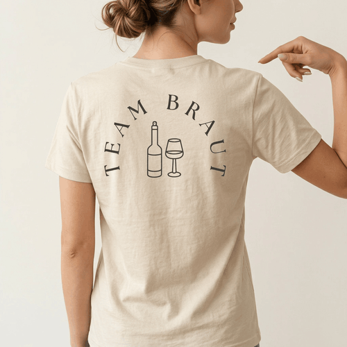 JGA Shirt „Team Braut" für Damen, Nahaufnahme des Brustmotivs mit Sektflasche und Sektglas