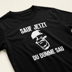Detailaufnahme des Frontprints „Sauf jetzt du dumme Sau" mit schreiendem Gesicht auf schwarzem T-Shirt