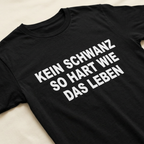 Detailaufnahme des dreizeiligen Spruchs in weißer Blockschrift auf Schwarz