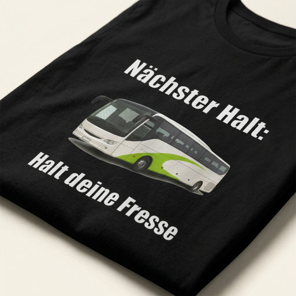 Detailaufnahme des Bus-Motivs mit Spruch „Nächster Halt: Halt deine Fresse" auf schwarzem Baumwoll-T-Shirt