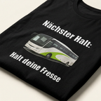 Detailaufnahme des Bus-Motivs mit Spruch „Nächster Halt: Halt deine Fresse" auf schwarzem Baumwoll-T-Shirt
