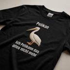 Detailaufnahme des Pelikan-Motivs mit Spruch „Ich Pelikann das alles nicht mehr" auf schwarzem Baumwoll-T-Shirt