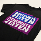 Detailaufnahme des doppelten Schlechte-Zeiten-Schriftzugs auf dem T-Shirt