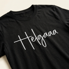 „Helgaaa“ Festival Shirt, Produktansicht – schwarzes Party T-Shirt mit Namens-Statement