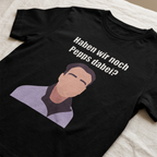 Detailaufnahme des Frontprints „Haben wir noch Pepps dabei?" auf schwarzem Baumwoll-T-Shirt