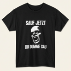 Schwarzes Saufshirt „Sauf jetzt du dumme Sau" als Produktfoto vor hellem Hintergrund