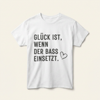 „Glück ist, wenn der Bass einsetzt“ Rave T-Shirt, Detailansicht des Frontprints mit Herz