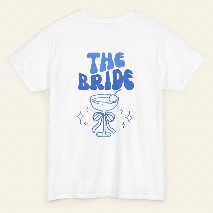 Weißes The Bride Shirt in der Rückansicht mit blauem Retro-Lettering und Schleifen-Cocktail