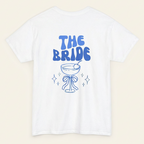 Weißes The Bride Shirt in der Rückansicht mit blauem Retro-Lettering und Schleifen-Cocktail